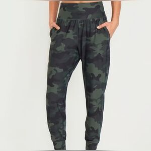 NEW! Old Navy High-Waisted PowerSoft Pocket Joggers Camo Size Medium New!